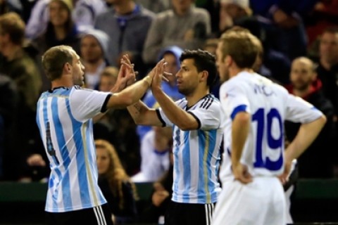 Argentina beat Bosnia 2-0