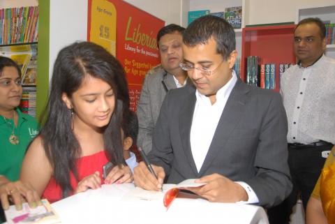 Chetan Bhagat launches liberia store in Ahmedabad