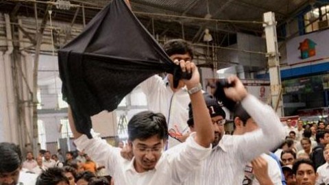 Arvind Kejriwal shown black flags