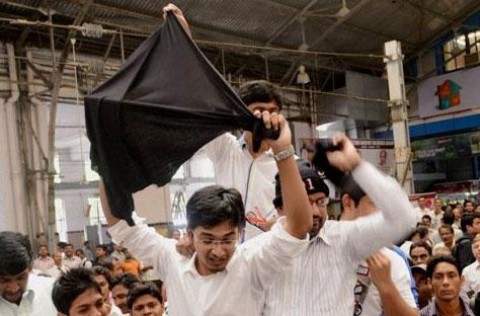 Arvind Kejriwal shown black flags