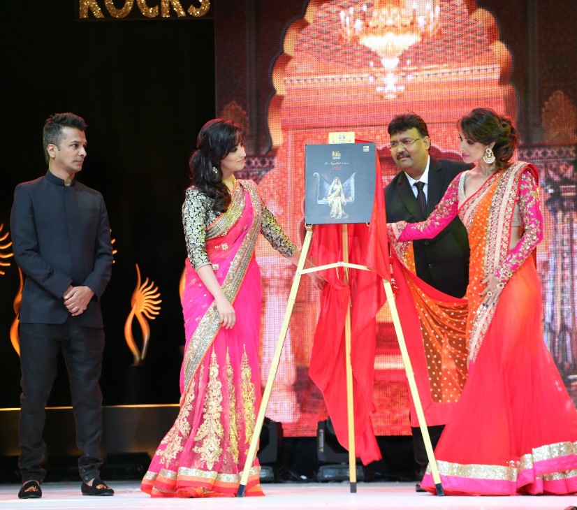 L-R Designer Vikram Phadnis,Yami Gautam-  Mr. Dipesh Shah- Director Vishal Fashions Pvt Ltd and Malaika Arora Khan at IIFA Rocks