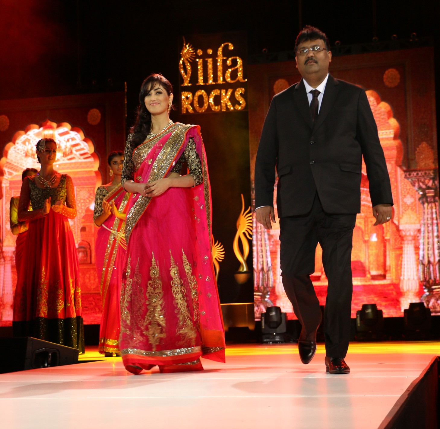 The Dazzling Yami Gautam Walked The Ramp For The IIFA Collection By Vikram Phadnis For Vishal Fashions at IIFA Rocks 2014