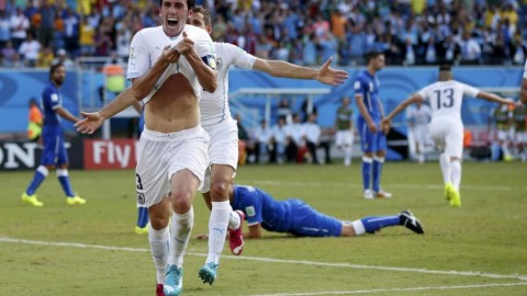 10-men Italy defeated by 14-men Uruguay; Oops sorry 13 men and 1 not-so man
