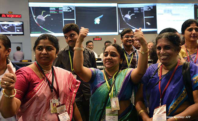 Mangalyaan_scientists_cheer_
