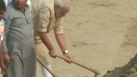 Modi picks up spade, begins ‘Swachh Bharat Abhiyan’ at Assi Ghat