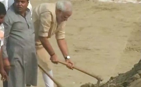 Modi picks up spade, begins ‘Swachh Bharat Abhiyan’ at Assi Ghat