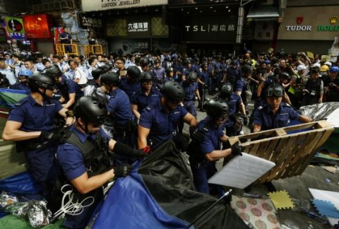 Hong Kong: Police clear protest site; student leaders arrested