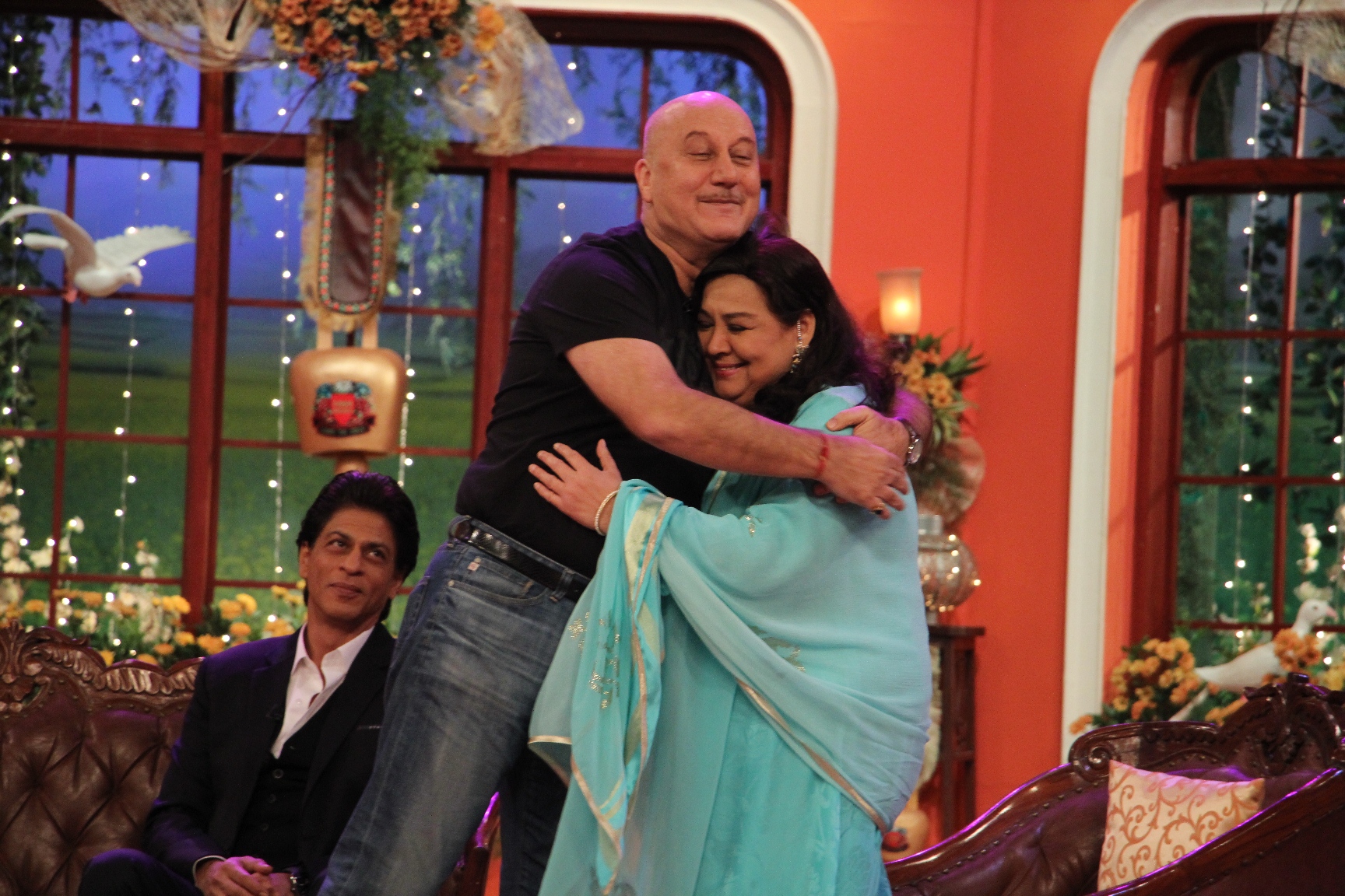 Anupam Kher with Farida on the sets of Comedy Nights With  Kapil celebrating 1000th week od DDLJ