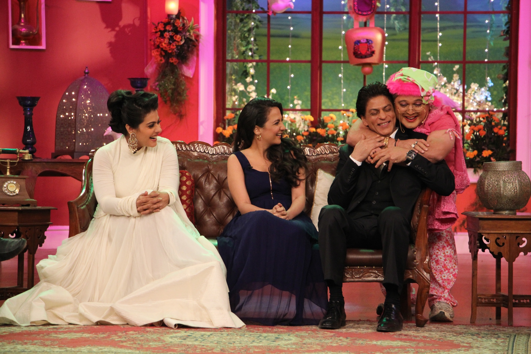 Kajol, Puja (Chutki) Shahruk and Dadi on the sets of  Comedy Nights With Kapil