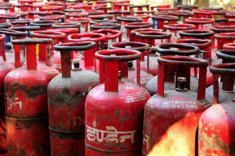 Non-subsidies LPG rate cut by Rs 113