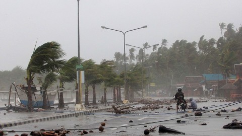 Typhoon Hagupit maintains its strength in Philippines