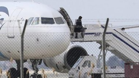 Egyptian Plane hijack: hijacker surrenders, passengers unharmed