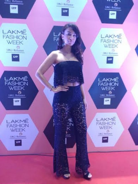 Know how Elena Fernandes stunned everyone at Lakhme Fashion Week 2016