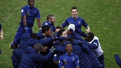 France qualifies with a late winner