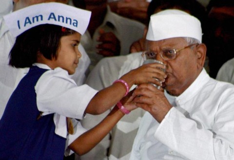 Aanna ends fast after Lokpal Bill passes in Lok Sabha