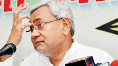 Slipper thrown at Bihar Chief Minister Nitish Kumar