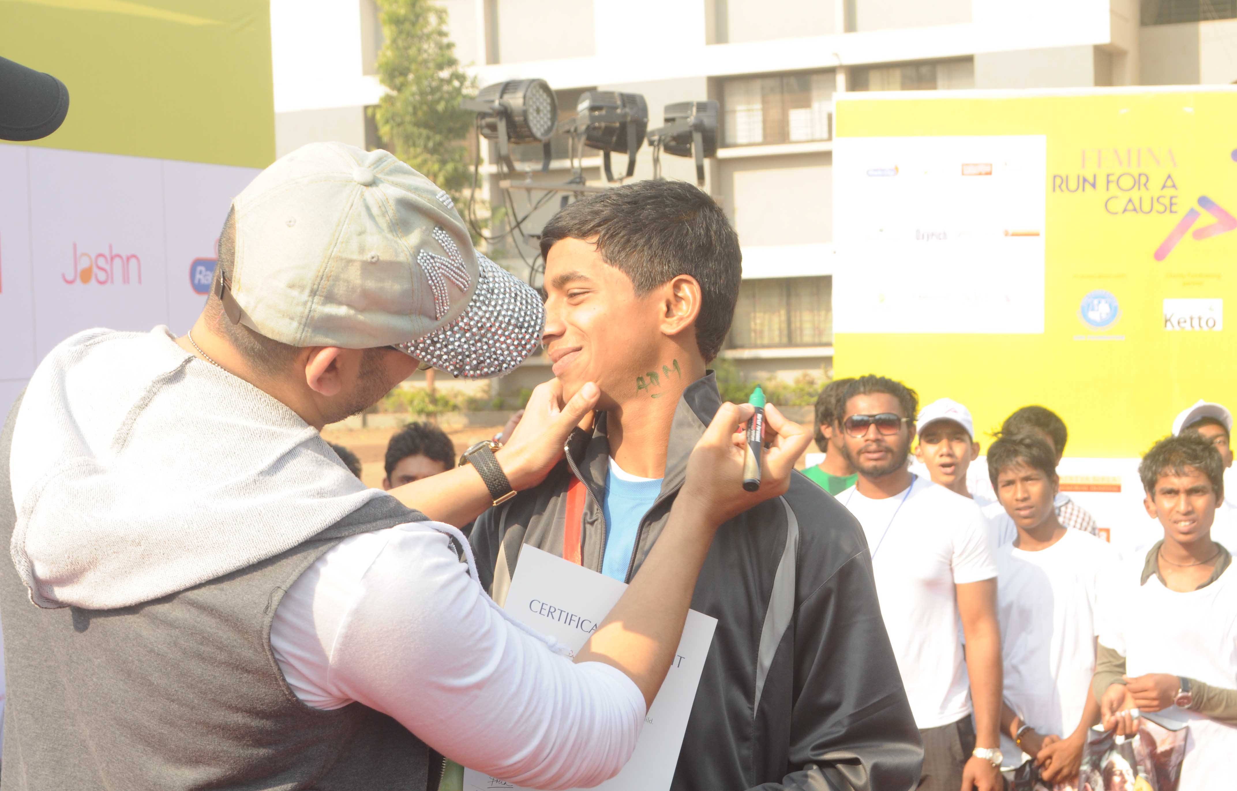 Ali Quli felicitating the winner of 'Femina Marathon-Run to Save The Girl Child'.