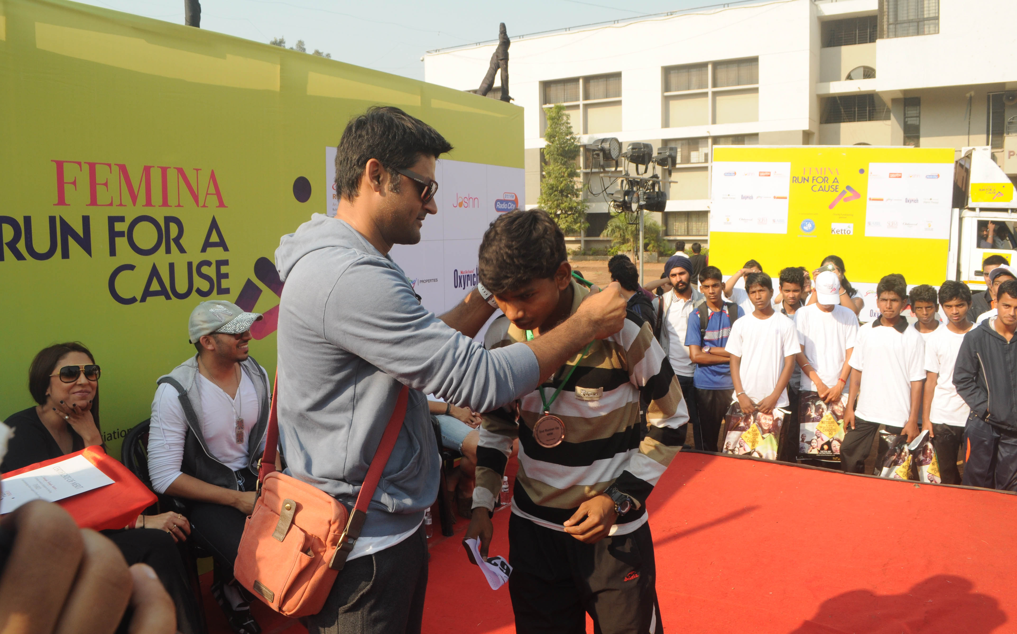 Manav Gohil felicitating the winner of 'Femina Marathon-Run to Save The Girl Child'.1