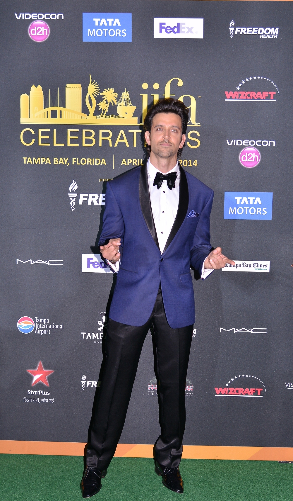 Hrithik Roshan poses for the Camera's at the Green Carpet of Videocon D2...