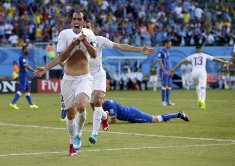 10-men Italy defeated by 14-men Uruguay; Oops sorry 13 men and 1 not-so man