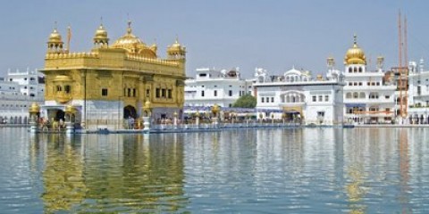 Clashes break inside Golden Temple