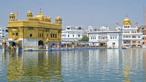 Clashes break inside Golden Temple