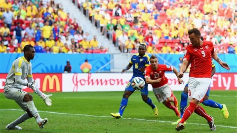Switzerland floors Ecuador with a last-gasp strike
