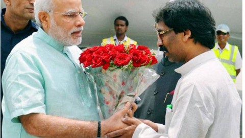 Congress furious as CM booed in front of Modi in Jharkhand