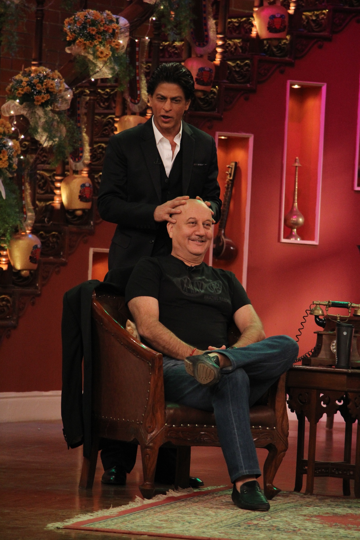 Shahrukh Khan gives champi to Anupam Kher on the sets of  Comedy Nights With Kapil