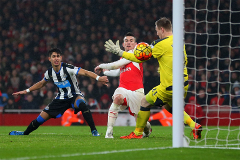 Manchester United edge past Swansea, Arsenal unconvincing in home win